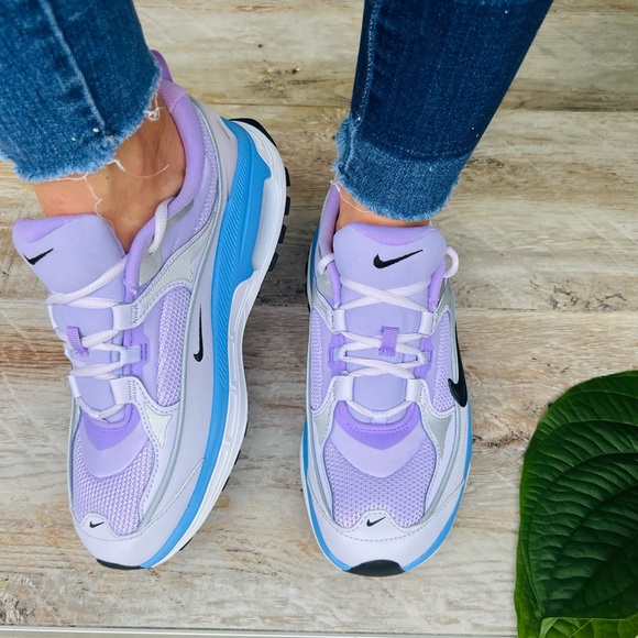 💜🤍Nike Air Max Bliss🤍💜New 💜Size 8.5 but run small like size 8 - Picture 3 of 15